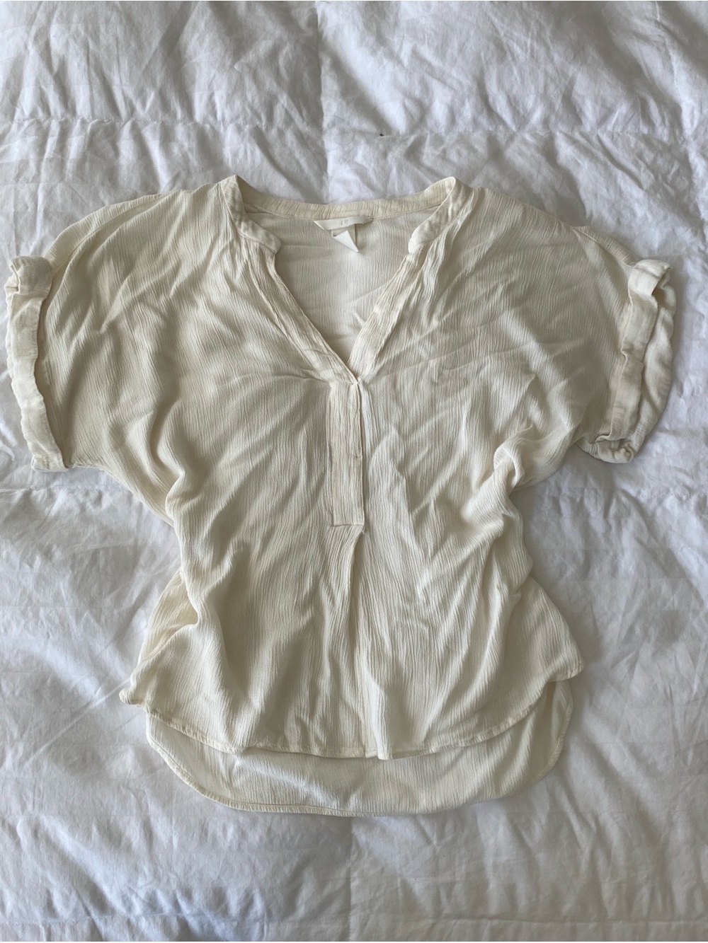 H&M Crinkle V Neck Blouse Ivory Lightweight Loose Fit Size 6